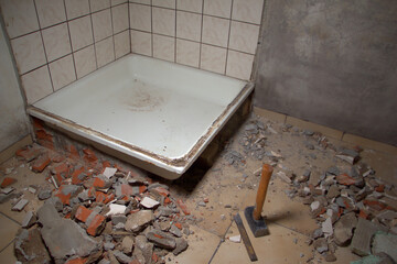 Baustelle. Sanitäranlage, alte Dusche.