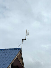 anttenna on the roof of a house