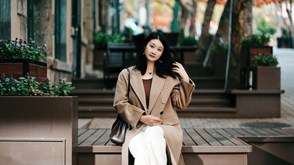 Obraz premium Stylish Young Woman Enjoying a Relaxing Day in an Urban Park Setting