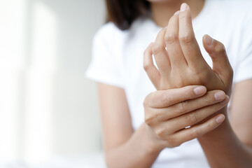 Osteoarthritis is a common cause of hand joint pain in the elderly. and those with a family history of degenerative knuckles