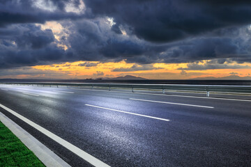 Naklejka premium Asphalt highway road and beautiful coastline nature landscape at dusk. Outdoor road background.