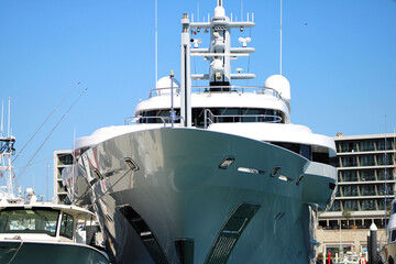 yate de lujo anclado en la bah&iacute;a 