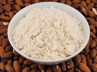 그릇에 담긴 유기농 아몬드 가루, 음식