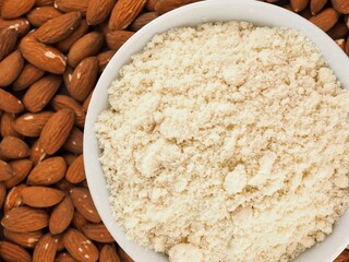 그릇에 담긴 유기농 아몬드 가루, 음식