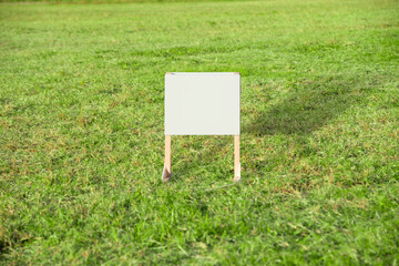 芝生広場に置かれた無地の看板