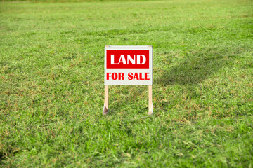 芝生広場に置かれた売土地の看板