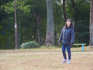 冬の朝の公園で元気で楽しく遊んでいる中学生の子供の姿