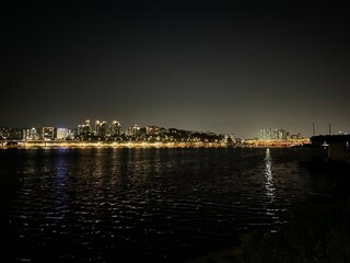 Obraz premium Urban riverside at nighttime