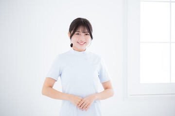 一般看護師のお勧めの立つポーズ 案内や受付のイメージ カメラ目線