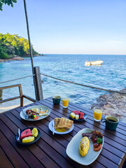 Obraz premium Breakfast by the serene waters of Koh Munnork Island in Rayong, Thailand