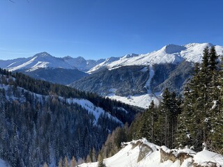 Beautiful sunlit and snow-capped alpine peaks above the Swiss tourist sports-recreational winter resort of Davos - Canton of Grisons, Switzerland (Kanton Graub&uuml;nden, Schweiz)