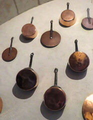 casseroles en cuivre avec couvercles