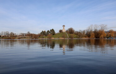 Der Flückigersee in Freiburg an einem sonnigen Wintertag