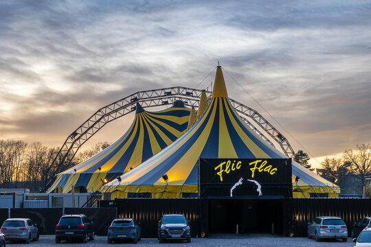 Das Bild zeigt das Zirkuszelt des "Flic Flac" Zirkus auf dem Volksfestplatz in N&uuml;rnberg. 