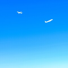 青空に飛行機
 