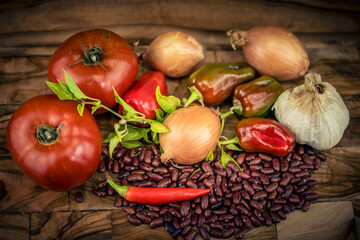 Chili- und Paprikaschoten als Zutaten für ein Chili con Carne