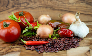 Chili- und Paprikaschoten als Zutaten für ein Chili con Carne