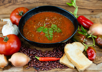 Chili- und Paprikaschoten als Zutaten für ein Chili con Carne