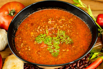 Chili- und Paprikaschoten als Zutaten für ein Chili con Carne