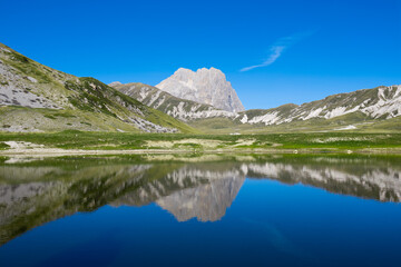 lake reflection of campo imperatore gran sasso