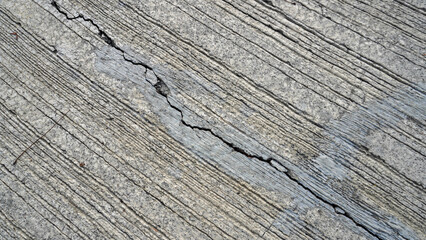 Obraz premium Detailed Diagonal Crack Texture on Gray Concrete Surface: Vintage Grunge Background
