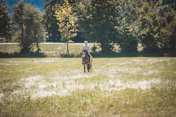 Mädchen mit Pferd