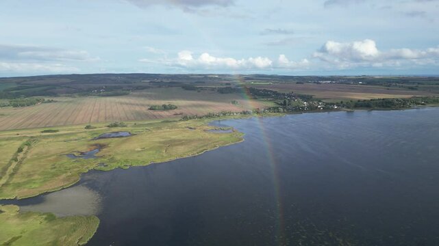 R&uuml;gen von Oben am Bodden bei Gowe mit Blick auf die Ostsee