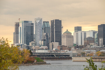 Naklejka premium Les buildings du centre ville de Montréal au Canada au coucher de soleil