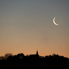Obraz premium Florenberg Kirche bei Sonnenaufgang mit Mond