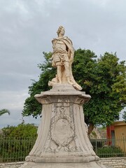 Obraz premium statue in the park