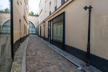 Une petite rue pavée dans le centre de Paris en France