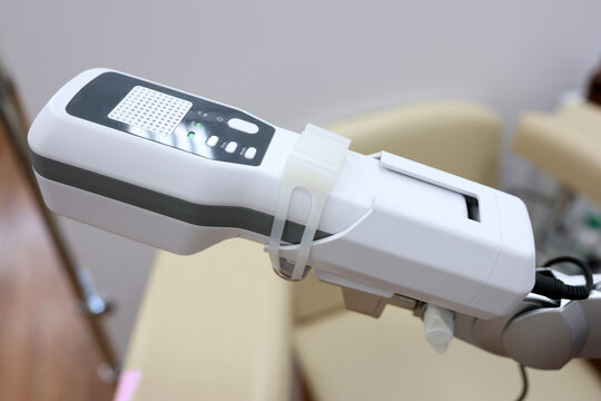 The doctor uses a portable non-contact device to visualize the veins.