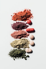 Bunte Pulver von Superfoods auf weißem Hintergrund angeordnet

