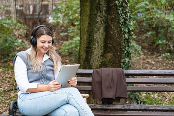 Obraz premium Urban business woman outdoor, out of office building. Businessperson female professional occupation expert outside of work place.