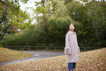 冬の朝の公園で元気で楽しく遊んでいる小学生の女の子の様子