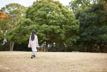 冬の朝の公園で元気で楽しく遊んでいる小学生の女の子の様子