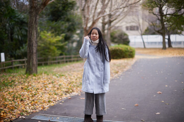 冬の朝の公園で元気で楽しく遊んでいる小学生の女の子の様子