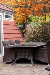 Obraz premium Dark rattan table and chairs on the outdoor seating area