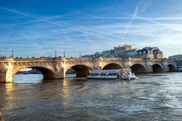 Obraz premium Les quais de Seine en hiver un jour de soleil dans la ville de Paris en France