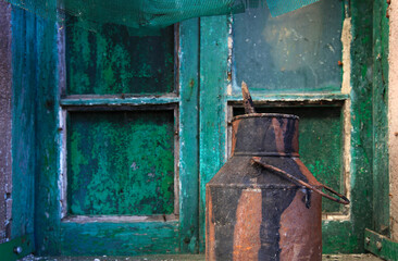 marmita vieja oxidada con pintura negra recipiente para la leche con fondo verde país vasco IMG_5536-as25