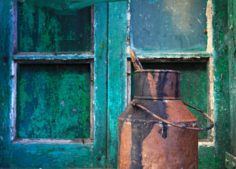 marmita vieja oxidada con pintura negra recipiente para la leche con fondo verde país vasco IMG_5523-as25