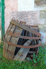 barrica de licor de madera roto viejo abandonado IMG_5551-as25