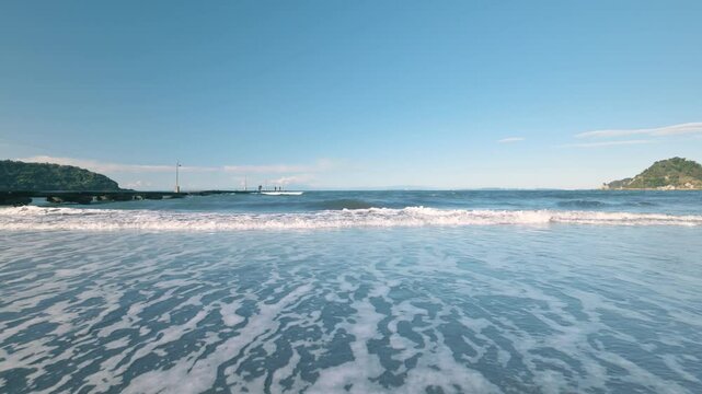 誰もいない冬の海水浴場と打ち寄せる波