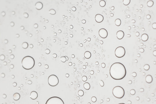 goute d'eau et de pluie sur fond blanc