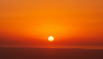 Obraz premium The point at which the temperature gradually drops in a bright orange sunset