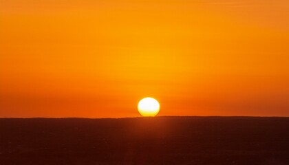 Obraz premium The point at which the temperature gradually drops in a bright orange sunset