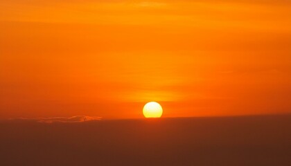 Obraz premium The point at which the temperature gradually drops in a bright orange sunset