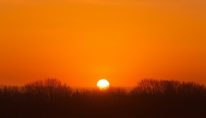 Obraz premium The point at which the temperature gradually drops in a bright orange sunset