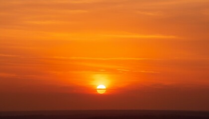 Fototapeta premium The point at which the temperature gradually drops in a bright orange sunset