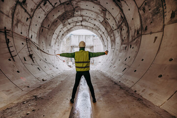 Budowa podziemnego tunelu pod miastem © rozentuzjazmowany
